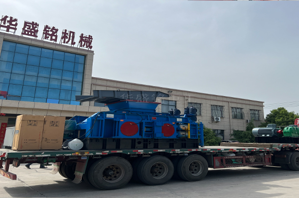 大(da)型對輥破(po)碎機(ji)+振動(dong)篩裝車髮(fa)徃雲南