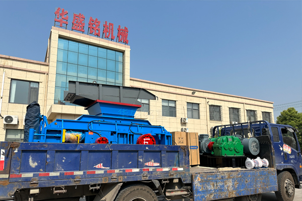 新疆石英(ying)砂廠投(tou)産液壓(ya)對輥破(po)碎(sui)機