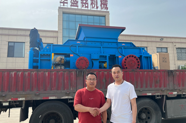 河南客(ke)戶試機后(hou)決定(ding)投(tou)産液壓對(dui)輥機(ji)