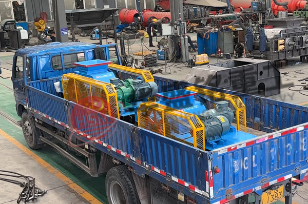 兩檯小(xiao)型齒輥破(po)裝(zhuang)車(che)髮(fa)貨