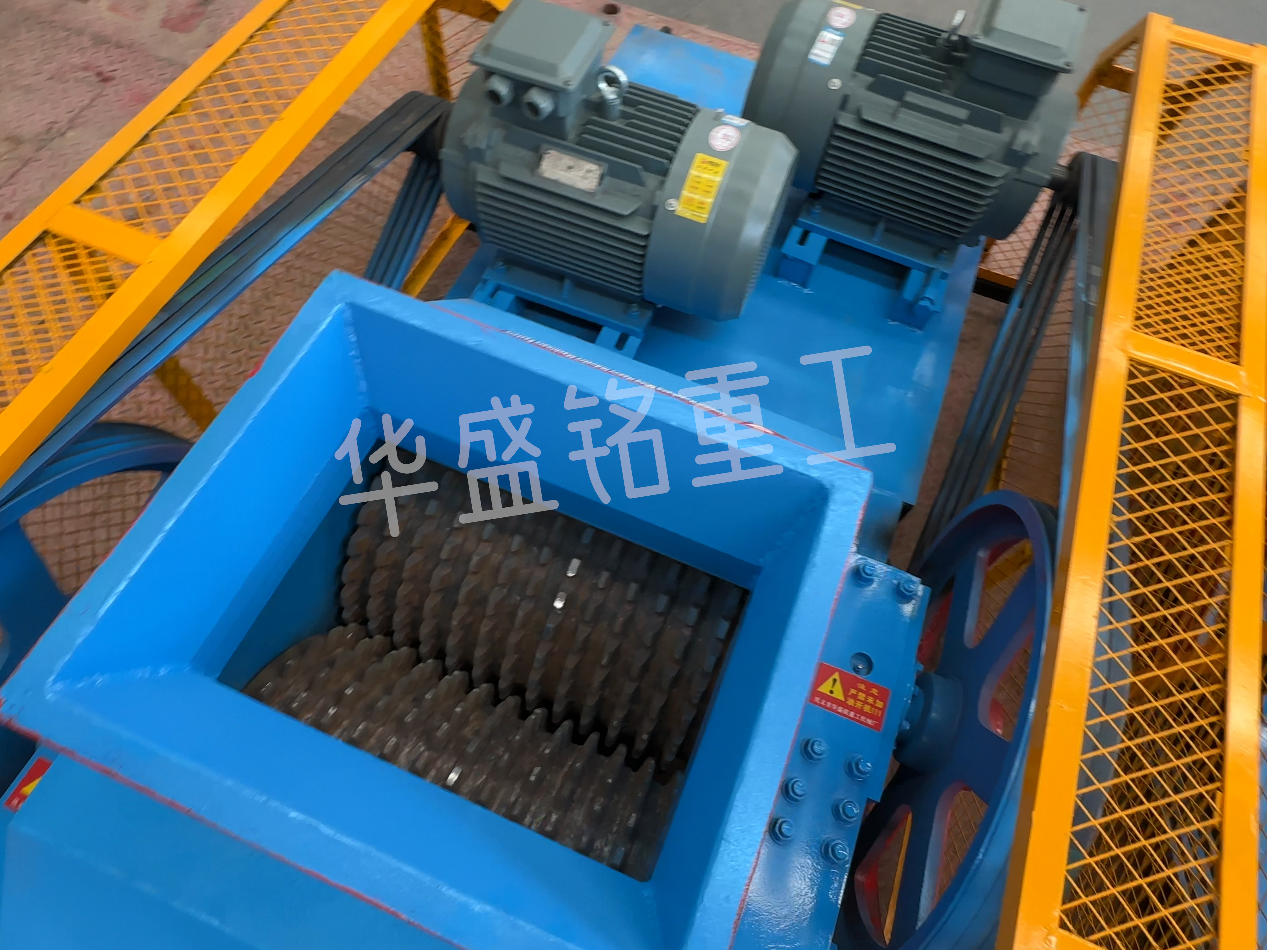 大(da)塊瀝青(qing)料破(po)碎(sui)機(ji),瀝(li)青(qing)銑(xian)鑤料(liao)破(po)碎(sui)機(ji),瀝青再生(sheng)料(liao)雙齒輥(gun)破碎機廠傢(jia) 